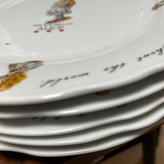 アリスのデザインが施された陶器皿　5枚セットの画像