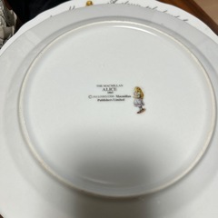 アリスのデザインが施された陶器皿　5枚セットの画像