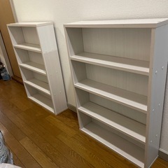 白の本棚の画像