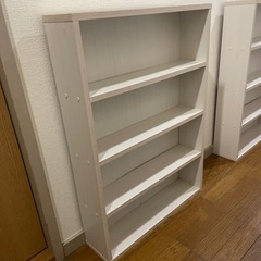 白の本棚の画像