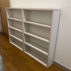 白の本棚の画像