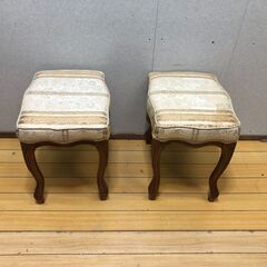 猫脚クラシック調スツール2脚セット 彫刻入り木製フレーム 補助椅子 オットマン ドレッサー 玄関用【糸島市内 送料無料】 251229-4の画像