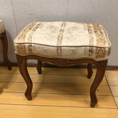 猫脚クラシック調スツール2脚セット 彫刻入り木製フレーム 補助椅子 オットマン ドレッサー 玄関用【糸島市内 送料無料】 251229-4の画像