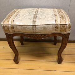 猫脚クラシック調スツール2脚セット 彫刻入り木製フレーム 補助椅子 オットマン ドレッサー 玄関用【糸島市内 送料無料】 251229-4の画像