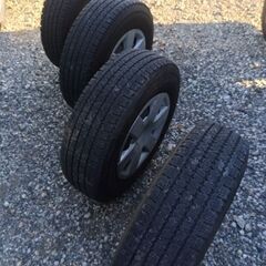 その2 195 80R15 105/107LT トーヨータイヤスタッドレスタイヤフルセットの画像