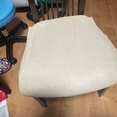 三つ同じ椅子の画像