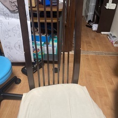 三つ同じ椅子の画像