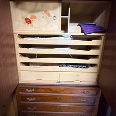 洋服の戸棚の画像