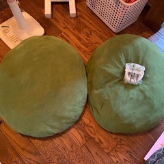 中身が綿のクッション2つの画像