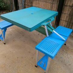 パラソル付きピクニックテーブルセットの画像