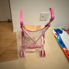おもちゃのベビーカーの画像