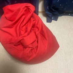 赤のビーズクッションの画像