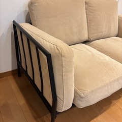 東京　ソファー　ベージュ　2人　インダストリアル　クッションの画像