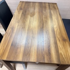 ダイニングテーブルの画像