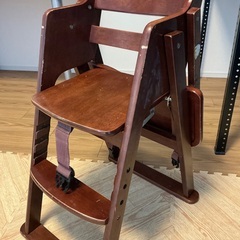 木製のベビーチェアの画像