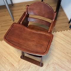 木製のベビーチェアの画像