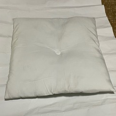 【新品未使用】シンプル無地 淡い緑 クッション 座布団 40cm 四隅紐付き 中央綴じの画像