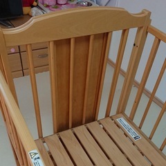木製ベビーベッドの画像