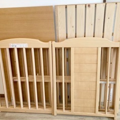 木製ベビーベッドの画像