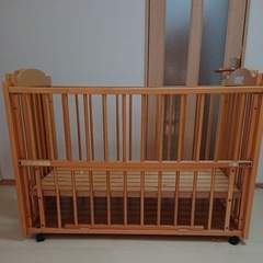 木製ベビーベッドの画像
