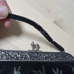 黒ビーズ刺繍バックの画像