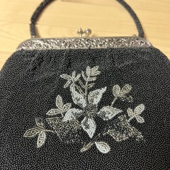 黒ビーズ刺繍バックの画像