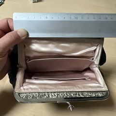 黒ビーズ刺繍バックの画像