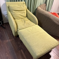 1人掛けソファとオットマンのセットの画像