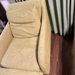 1人掛けソファとオットマンのセットの画像