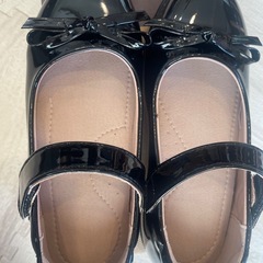 黒 エナメル リボン付き ストラップシューズ フォーマル 発表会 入学式の画像