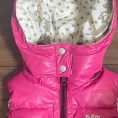 Bebe ピンク ベスト リバーシブル　ジッパー付き フード着脱可の画像