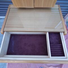 【リサイクルサービス八光】幅 64.5 ⭐️定価約7万の高級モデル⭐️ニトリ 三面鏡ドレッサー「HARU」 タモ材×ガラス天板 照明付きの画像