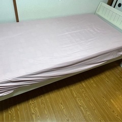 ベットフレームとマットレス(カバー付き)の画像