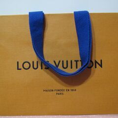 💗ＬＶ紙バッグ３点💗未使用　（ＬＶ最新色をショップで特別に購入）　大・中・少の３枚セットの画像