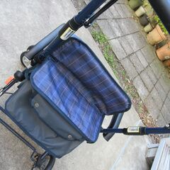 シルバーカー　未使用　説明書付き　椅子に腰掛けられ動きもスムーズ　美品の画像