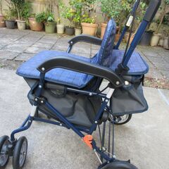 シルバーカー　未使用　説明書付き　椅子に腰掛けられ動きもスムーズ　美品の画像