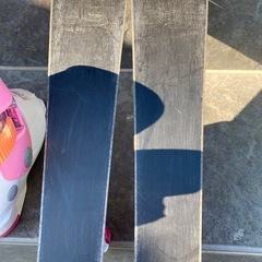 スキー板とブーツセットの画像