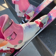 スキー板とブーツセットの画像