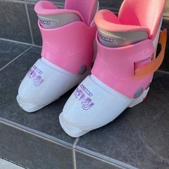 スキー板とブーツセットの画像