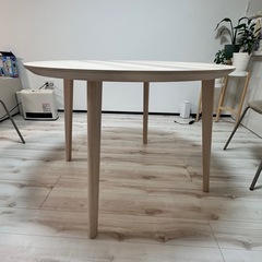 IKEA 丸型ダイニングテーブルの画像