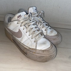 NIKE スニーカー23.5センチの画像