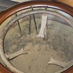 古い古い火鉢　三徳、火箸、灰　付の画像