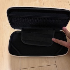 ロジクールヘッドホンとSwitchケースとボイスチャットマイクの画像