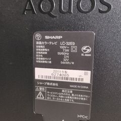 SHARP製の32インチ液晶テレビ、モデルLC-32E9、73Wの消費電力、2011年製。の画像