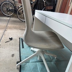 白い机と椅子の画像