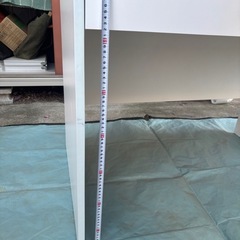 白い机と椅子の画像