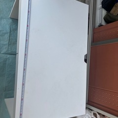 白い机と椅子の画像