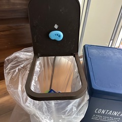ゴミ箱3つの画像