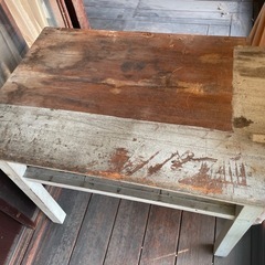 とても古いレトロな木の机の画像