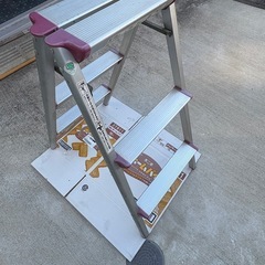 自宅室内で使用品、折りたたみキャタツ踏み台の画像